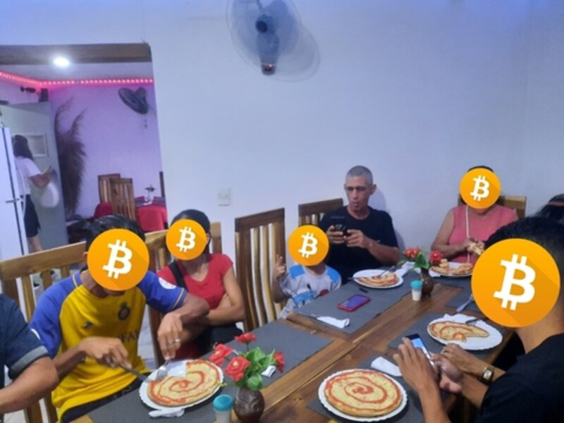 Disfrutando del primer PizzaDay en la Isla de la Juventud